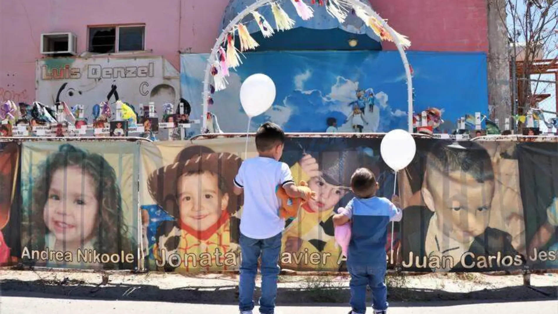 Niños frente a la guardería ABC